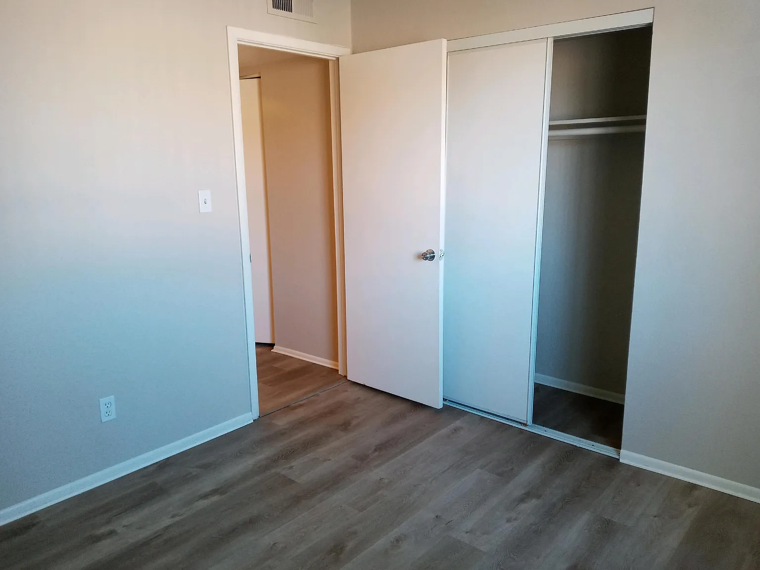 1725 W Vogel Ave — Photo 4