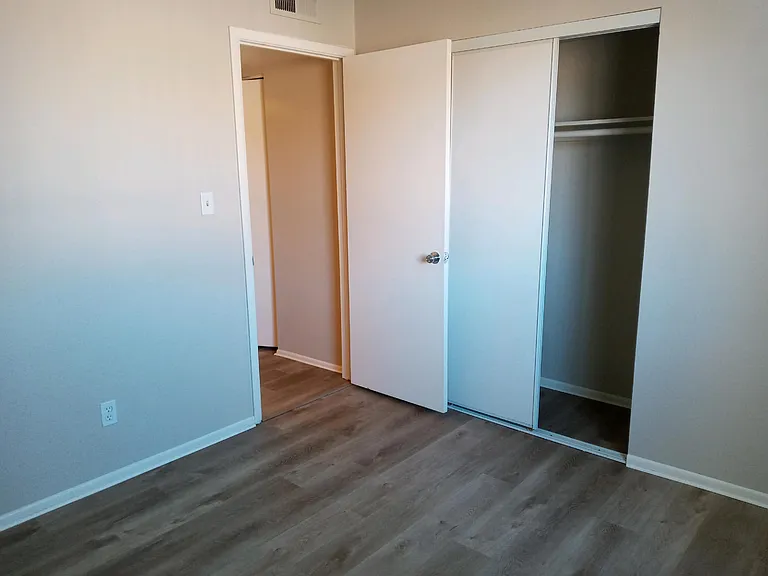 1725 W Vogel Ave — Photo 4