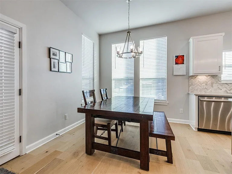 10516 NW 33rd Pl — Photo 32