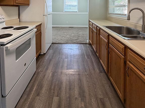 4th image of 1601 S Wall Ave