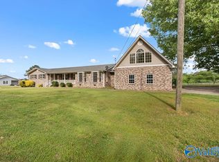 525 Riverwood Dr, Hokes Bluff, AL 35903