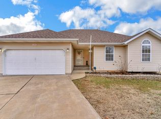 1689 S Casa Grande Ave, Springfield, MO 65802