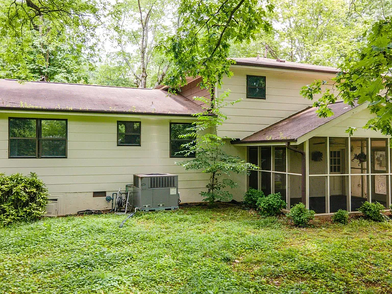 916 Huntington Cir — Photo 40