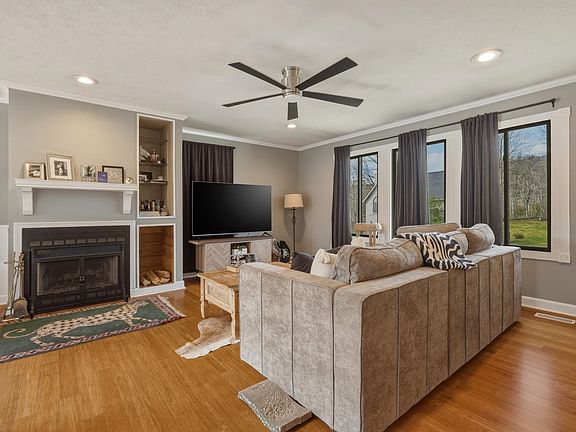 3rd image of 565 Fairwood Rd