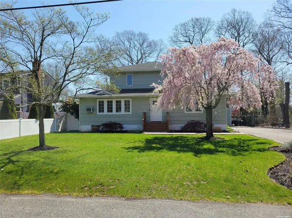 37 Surrey Drive, Center Moriches, NY 11934