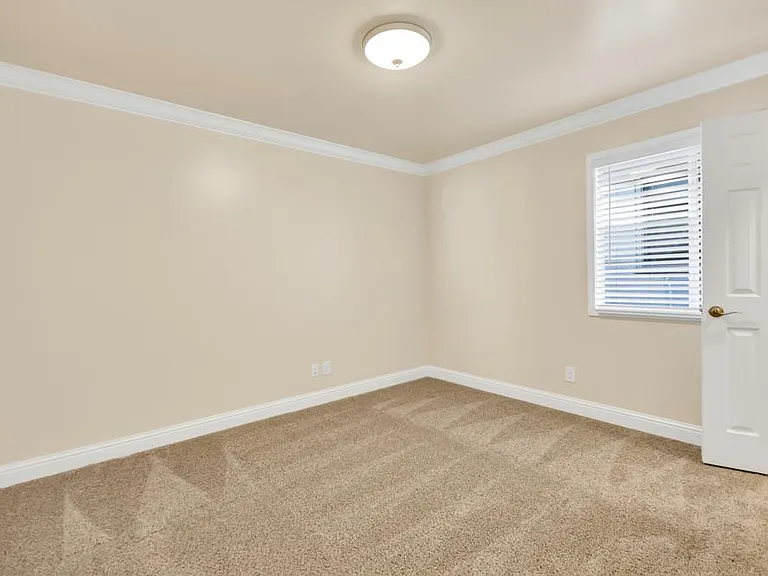 2418 V St #4 — Photo 9