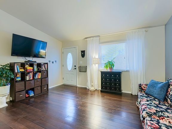 B1 - Living Room 4.jpg