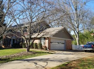 390 Meadowood Dr, Roswell, GA 30075