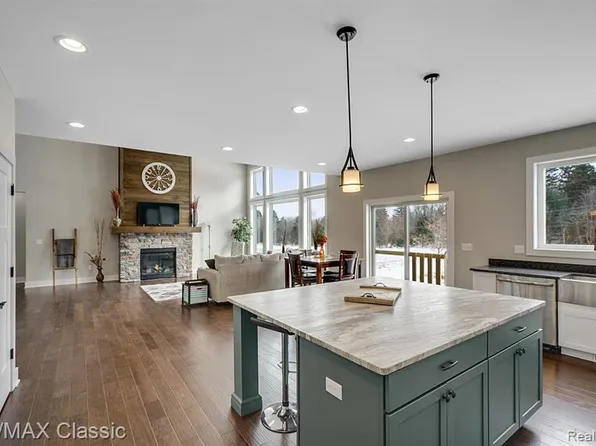 14311 Wright Dr, Linden, MI 48451
