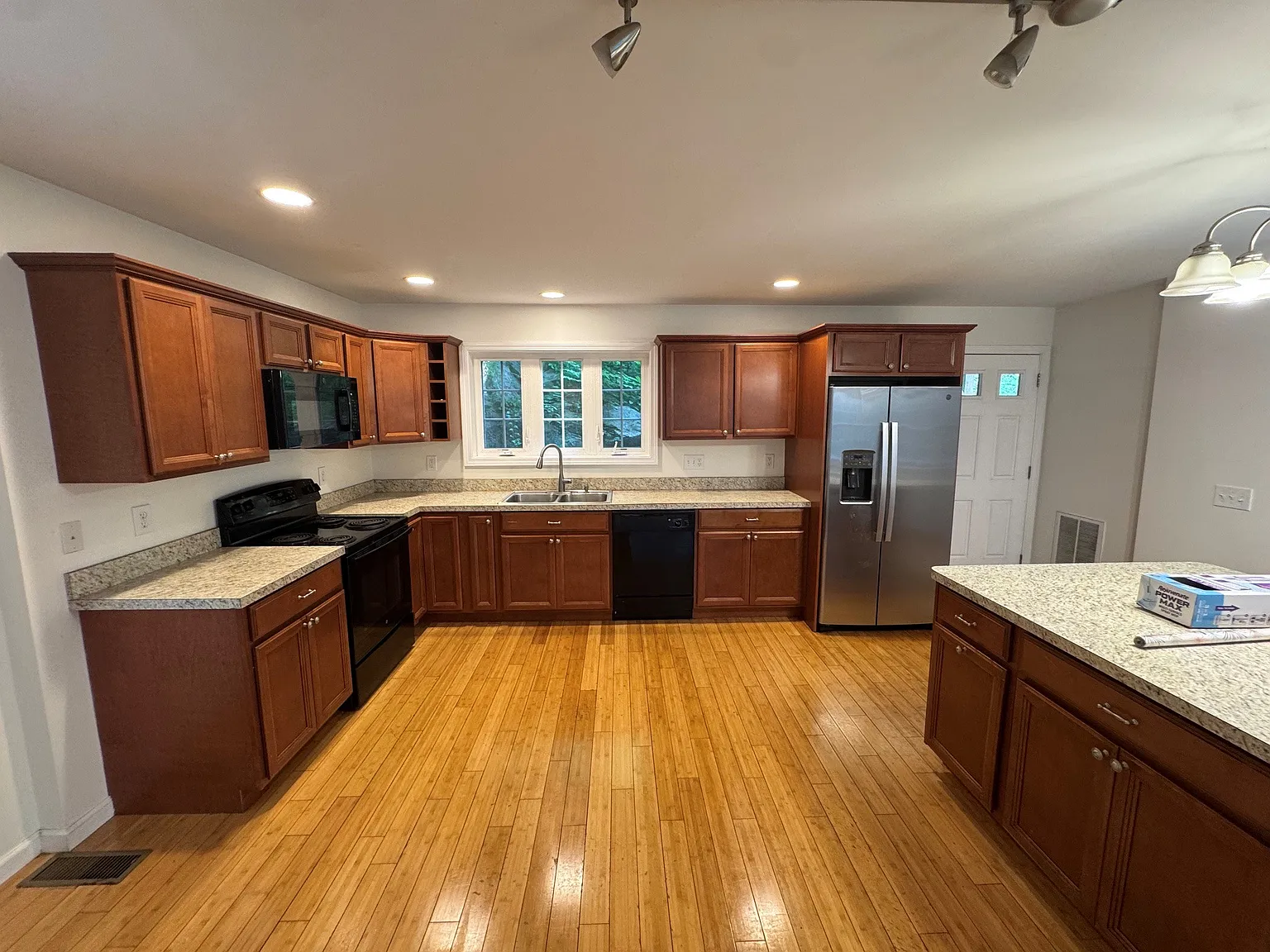 3 bed, 2.5 bath, 1860 sqft, $3,200 — Photo 3