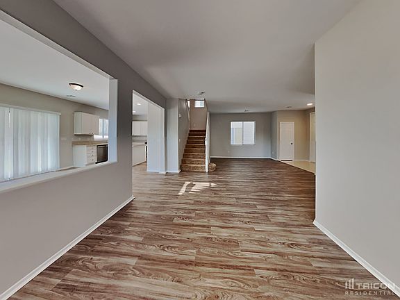 3rd image of 916 E El Campo Grande Ave