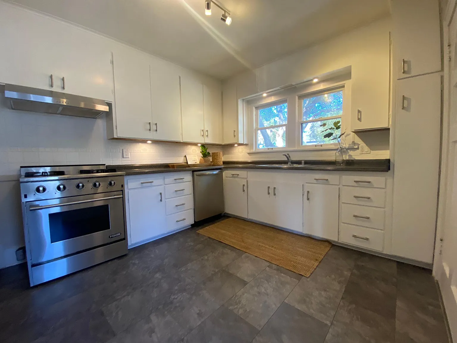 4 bed, 2000 sqft, $5,295 — Photo 3