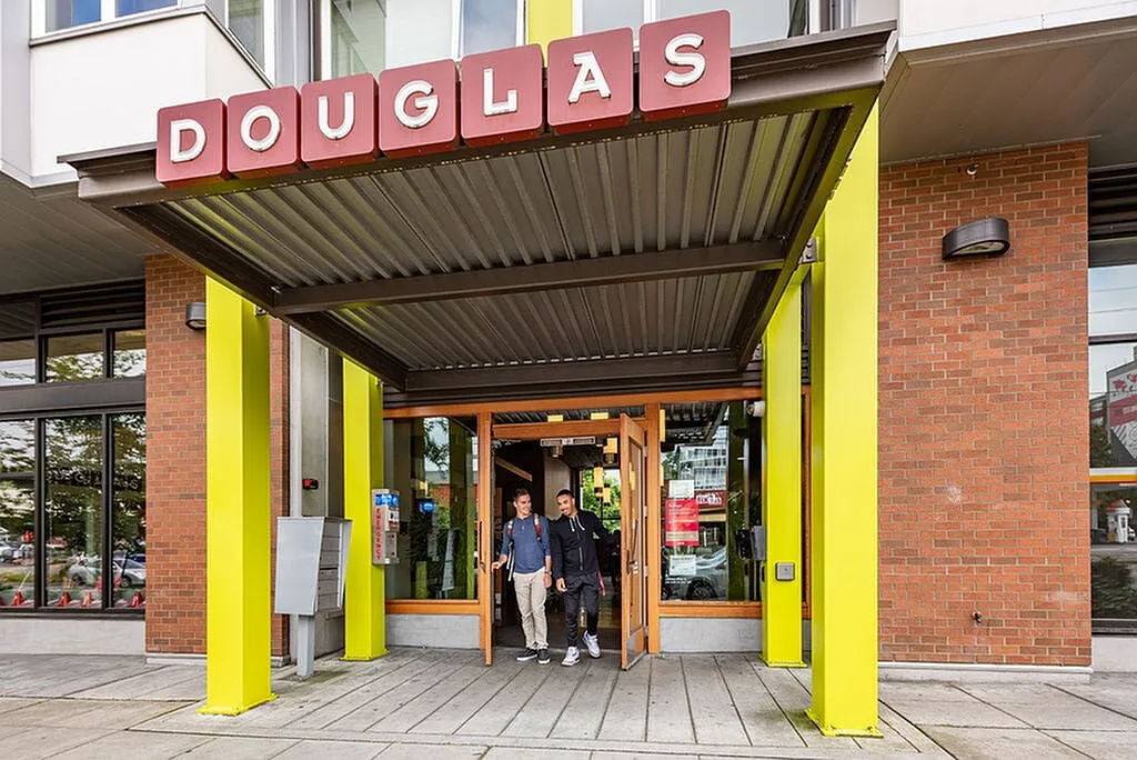 Douglas — Photo 2
