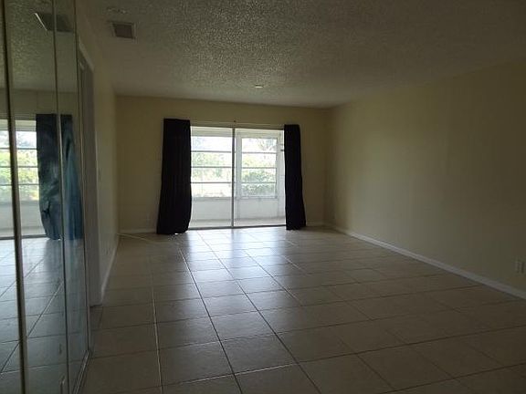 2nd image of 5545 Lakewood Cir N APT 423