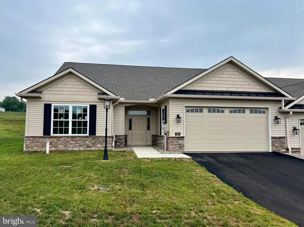 405 Ledge Rock Dr #26, York, PA 17402