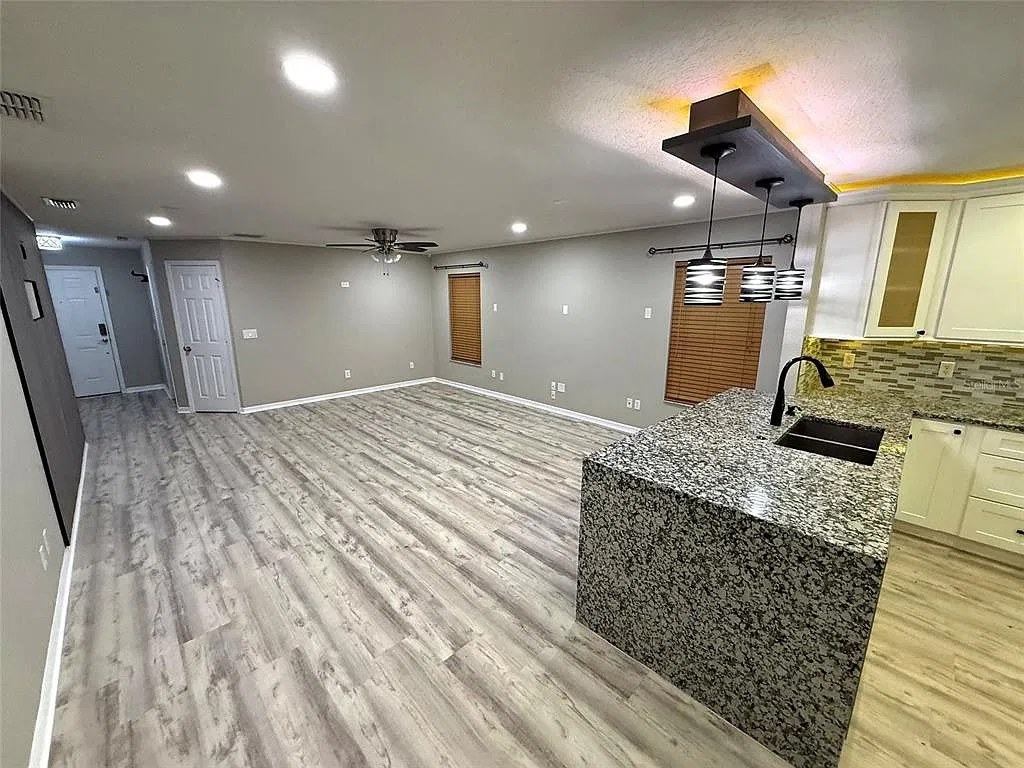 3 bed, 2.0 bath, 1692 sqft, $2,600 — Photo 3