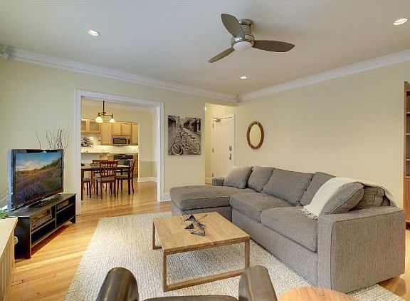 MAIN LIVING AREA LIVES LARGE AND IS NICE AND BRIGHT.