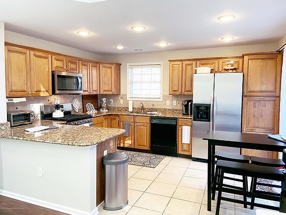 4th image of 219 Satinwood Dr