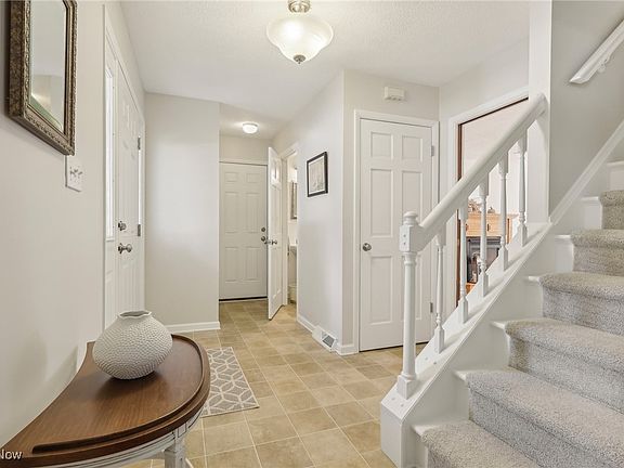 3rd image of 472 Greenhaven Cir