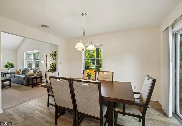 29 Coachlight Dr — Photo 8