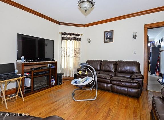 3rd image of 5237 W Belle Plaine Ave