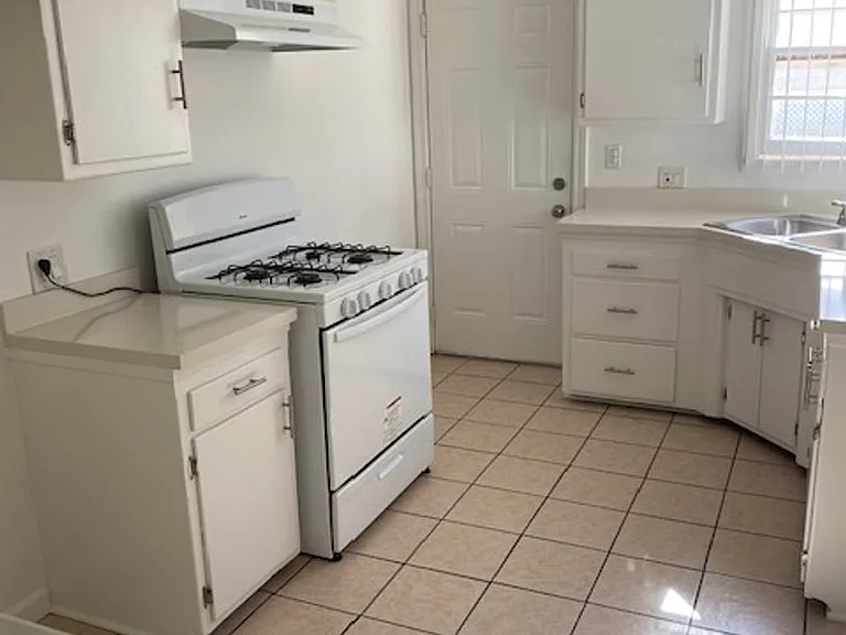 13759 Oxnard St — Photo 39
