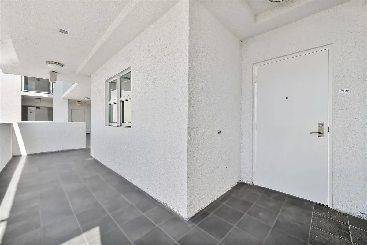 Building Photo - 15051 Royal Oaks Ln #2106