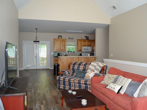 4th image of 302 Pointe Cir