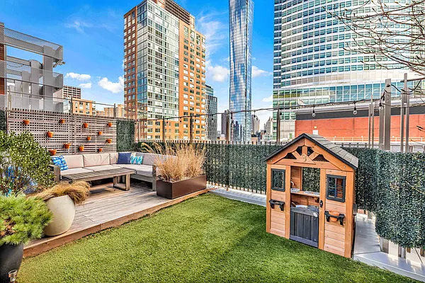 Sold by R New York | media 1