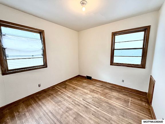 4th image of 203 1st St NE