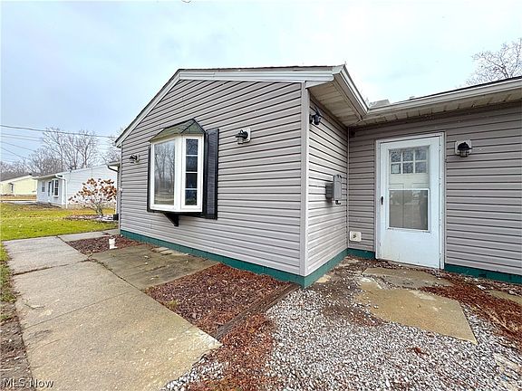 3rd image of 18066 Hillcrest Dr