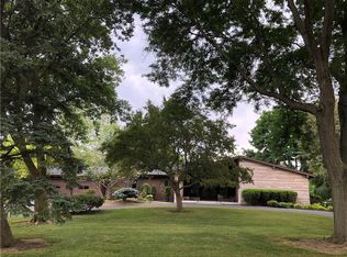 9 Falconbridge Dr, Pittsford, NY 14534