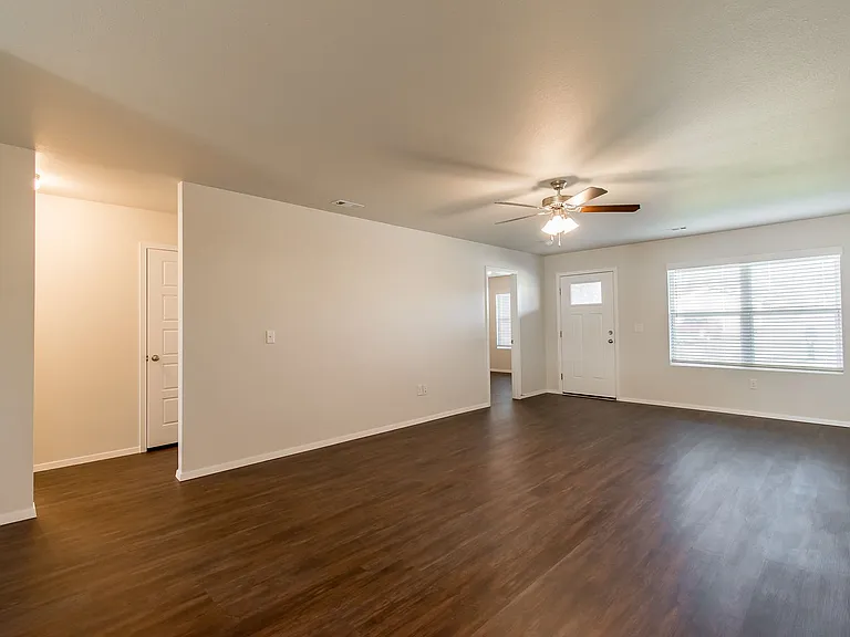 207 Pecan St — Photo 3
