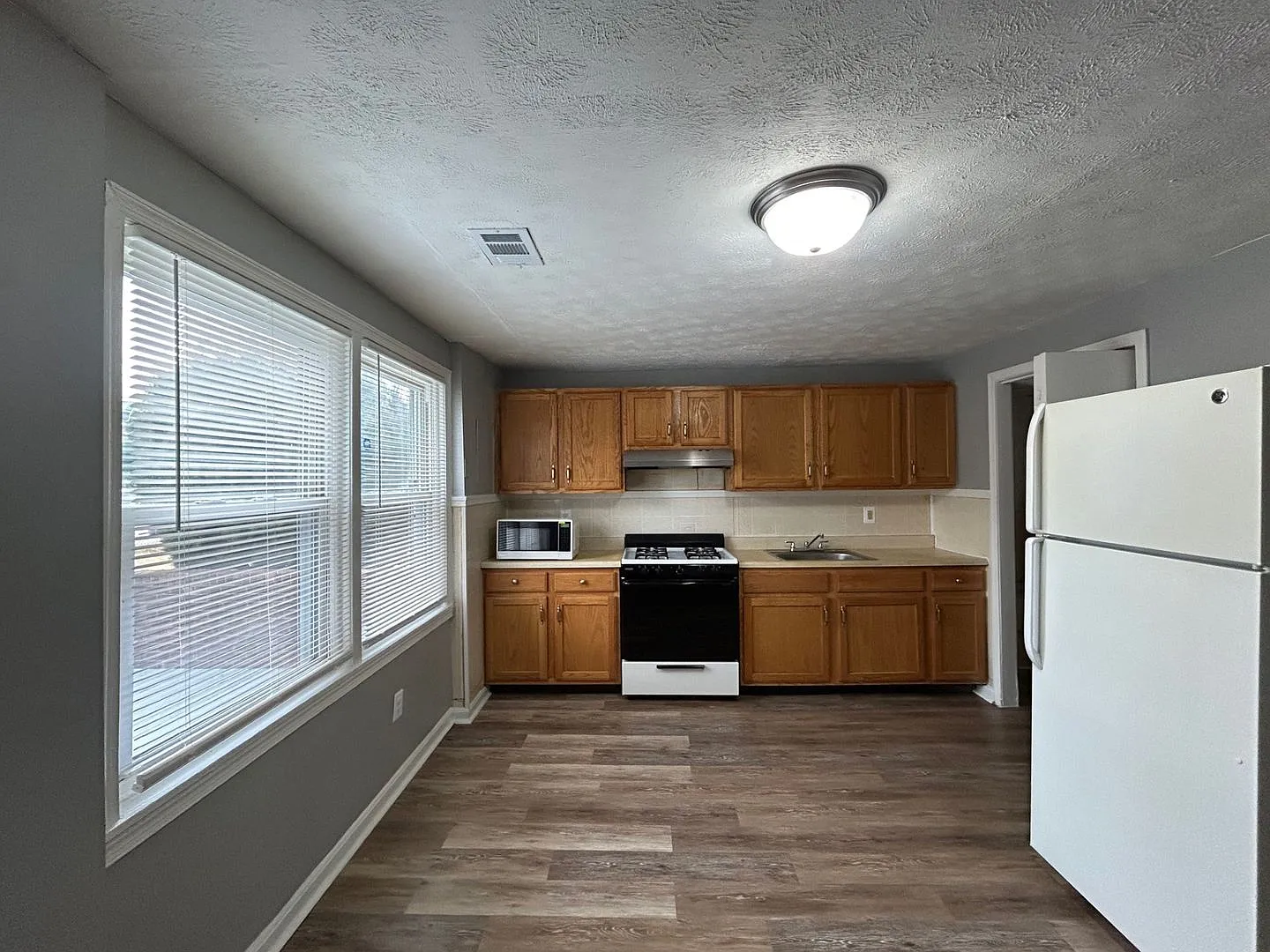 Baltimore - 2 Bedrooms and 1 bath Available! — Photo 2