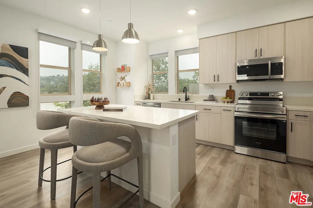 3 bed, 2.5 bath, 1727 sqft, $6,105 — Photo 4