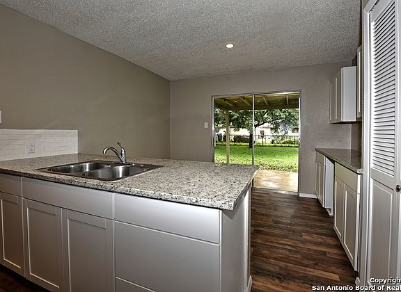 5th image of 213 Beverly Dr