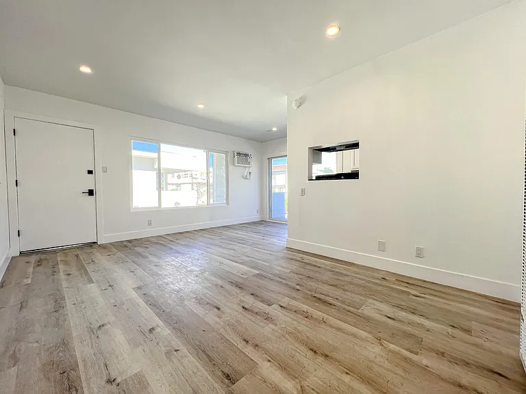 1613 Barry Ave #5 — Photo 2