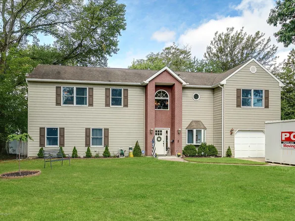 2 Robin Dr, Ocean, NJ 07755