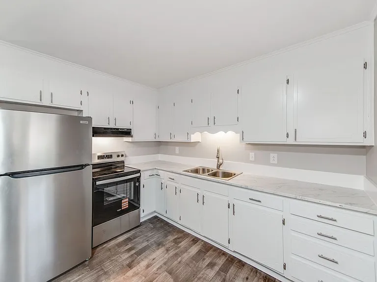 212 E Poplar St — Photo 7