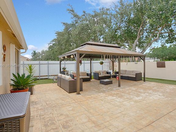 4th image of 1910 SW 135th Way