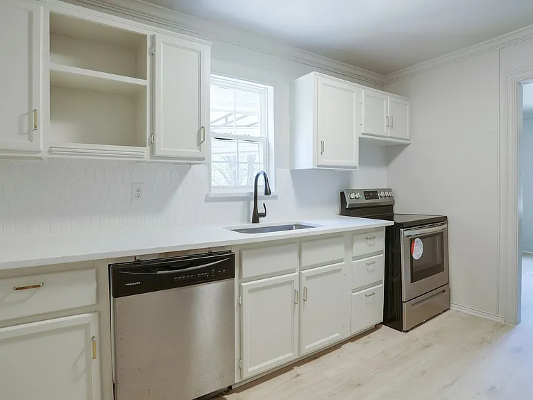 221 Porter Dr — Photo 12