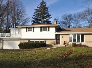 765 Maple Ridge Ln, Brookfield, WI 53045