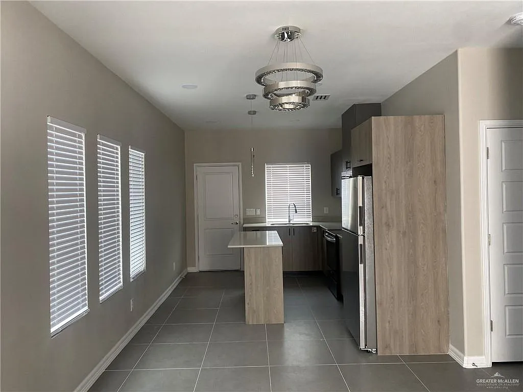 3 bed, 2.0 bath, 1100 sqft, $1,200 — Photo 2