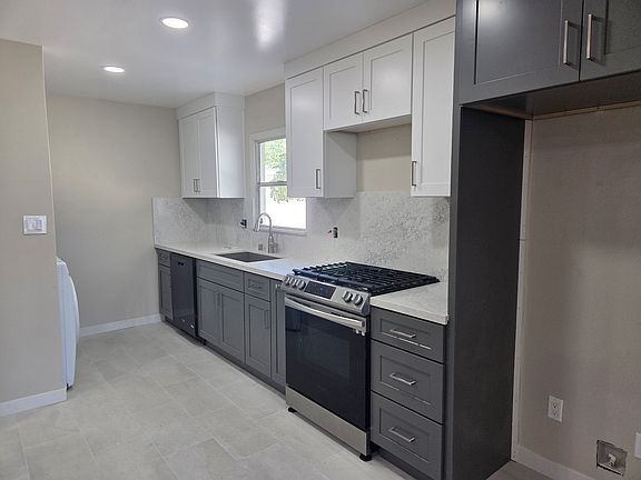 4th image of 327 E Collins Ave