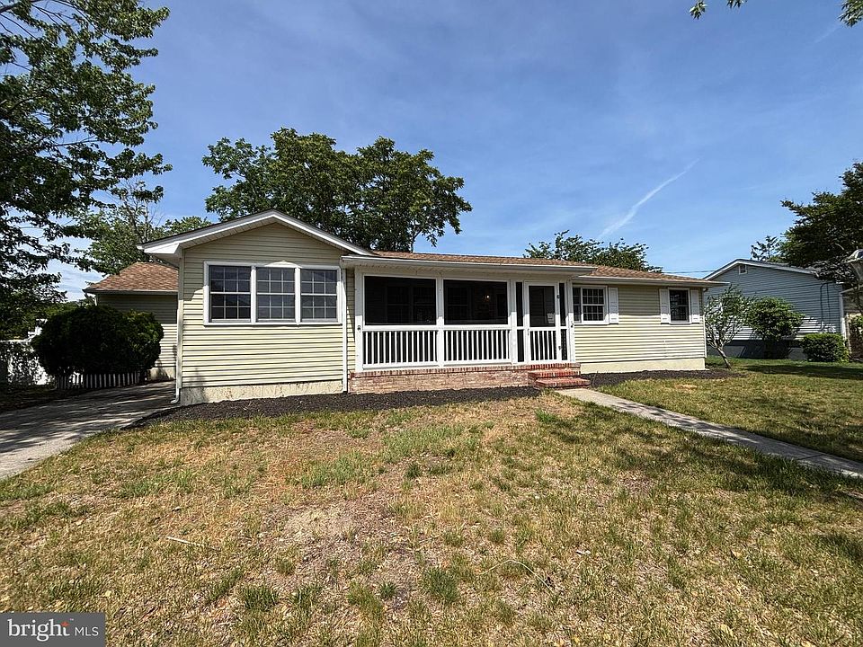 1st image of 215 E Steelman Ave