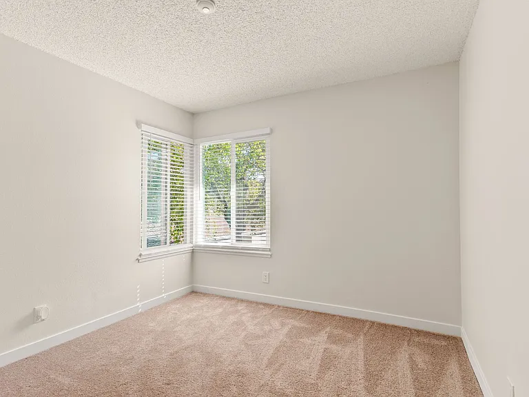 4910 Lowry Rd — Photo 13