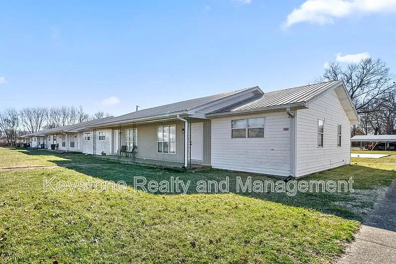 2 bed, 1.0 bath, 1145 sqft, $825 — Photo 1