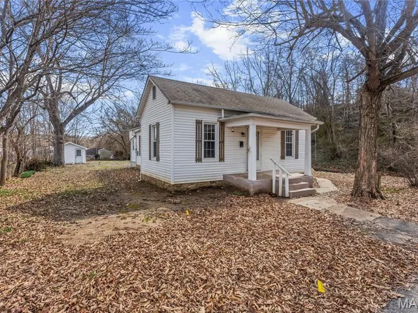 921 S 4th St, De Soto, MO 63020