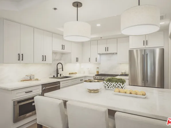575 S Barrington Ave APT 203, Los Angeles, CA 90049