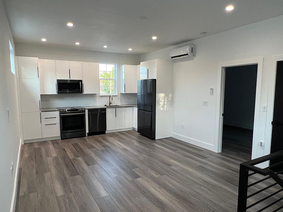 1st image of 652 10th Ave S #1/2